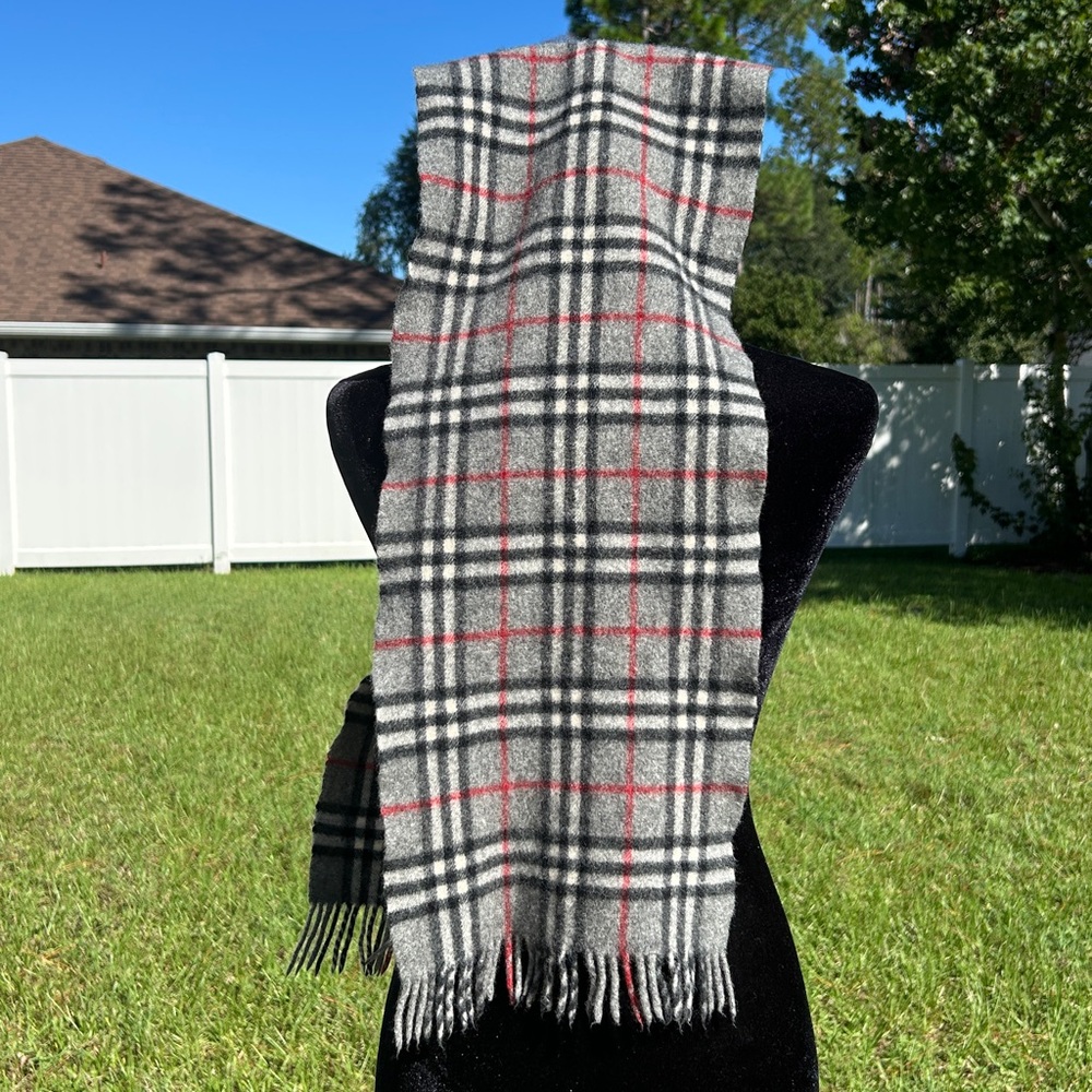 Burberrys’ Of London 100% lambswool scarf - Picture 6 of 11